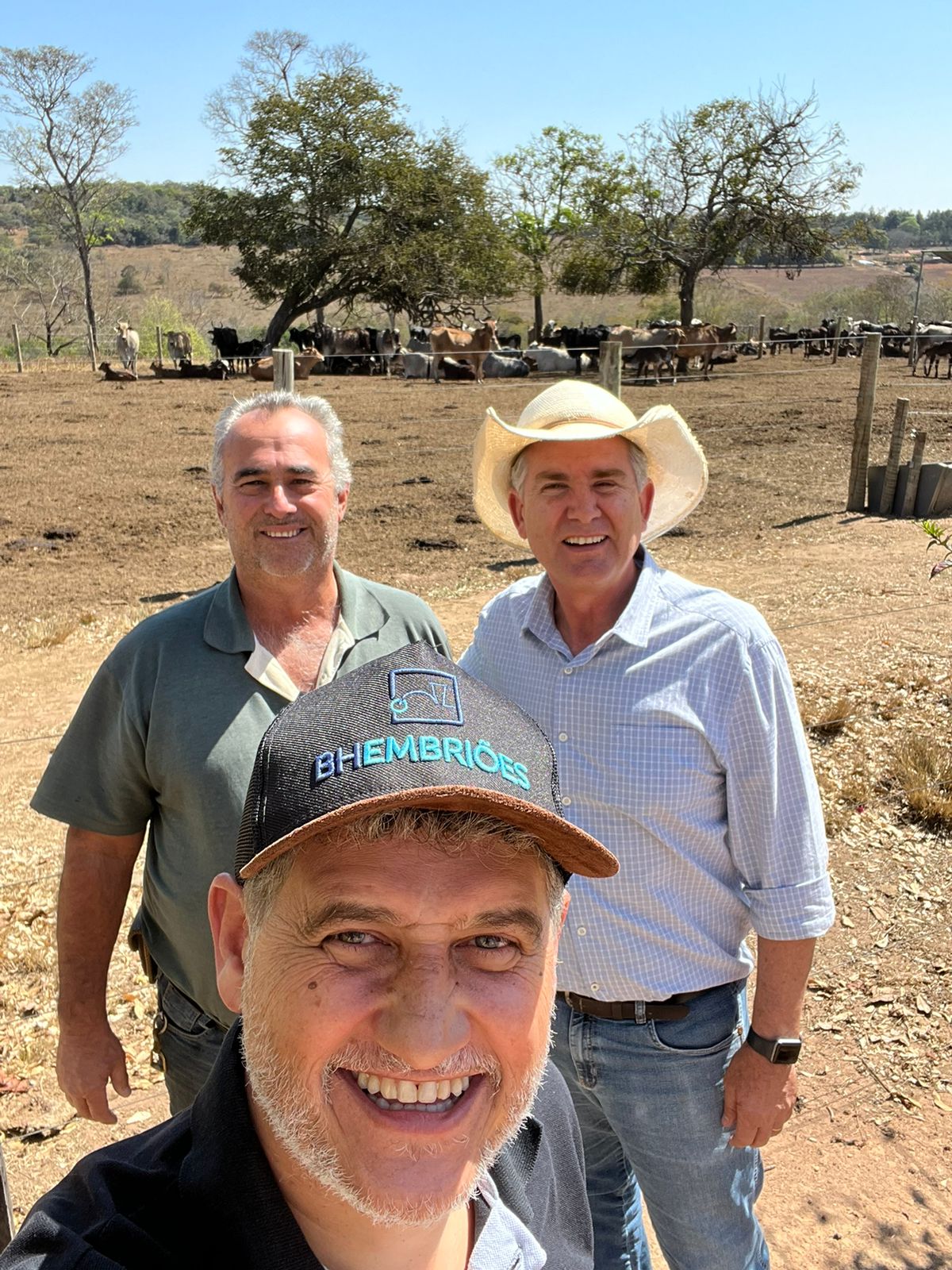 Alessandro, Ademir e Alo&iacute;sio na fazenda Angico