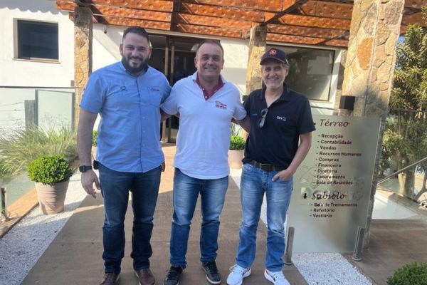 Os m&eacute;dicos veterin&aacute;rios Alessandro e Igor, com o gerente Miguel ao centro