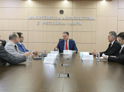 Irmãos Brant - Ministro Carlos Fávaro recebe representantes da ABCZ e Aprosoja Brasil para diálogo sobre medidas de apoio aos produtores rurais